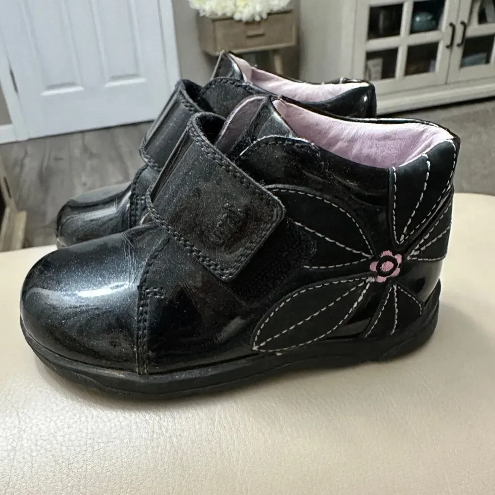 Umi Genuine Leather Black Patent Toddler Bootie w/ Pink Floral Design Sz 6.5